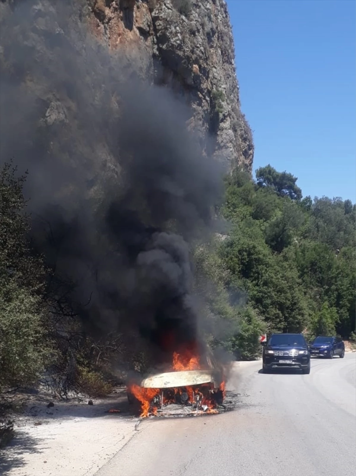 Antalya’da otomobilden çıkan yangın ormana sıçradı